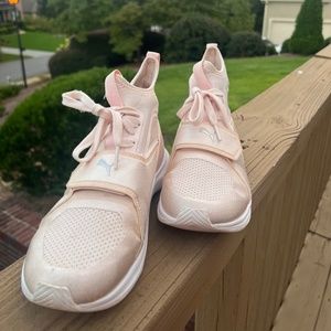 pumas size 7 color pink